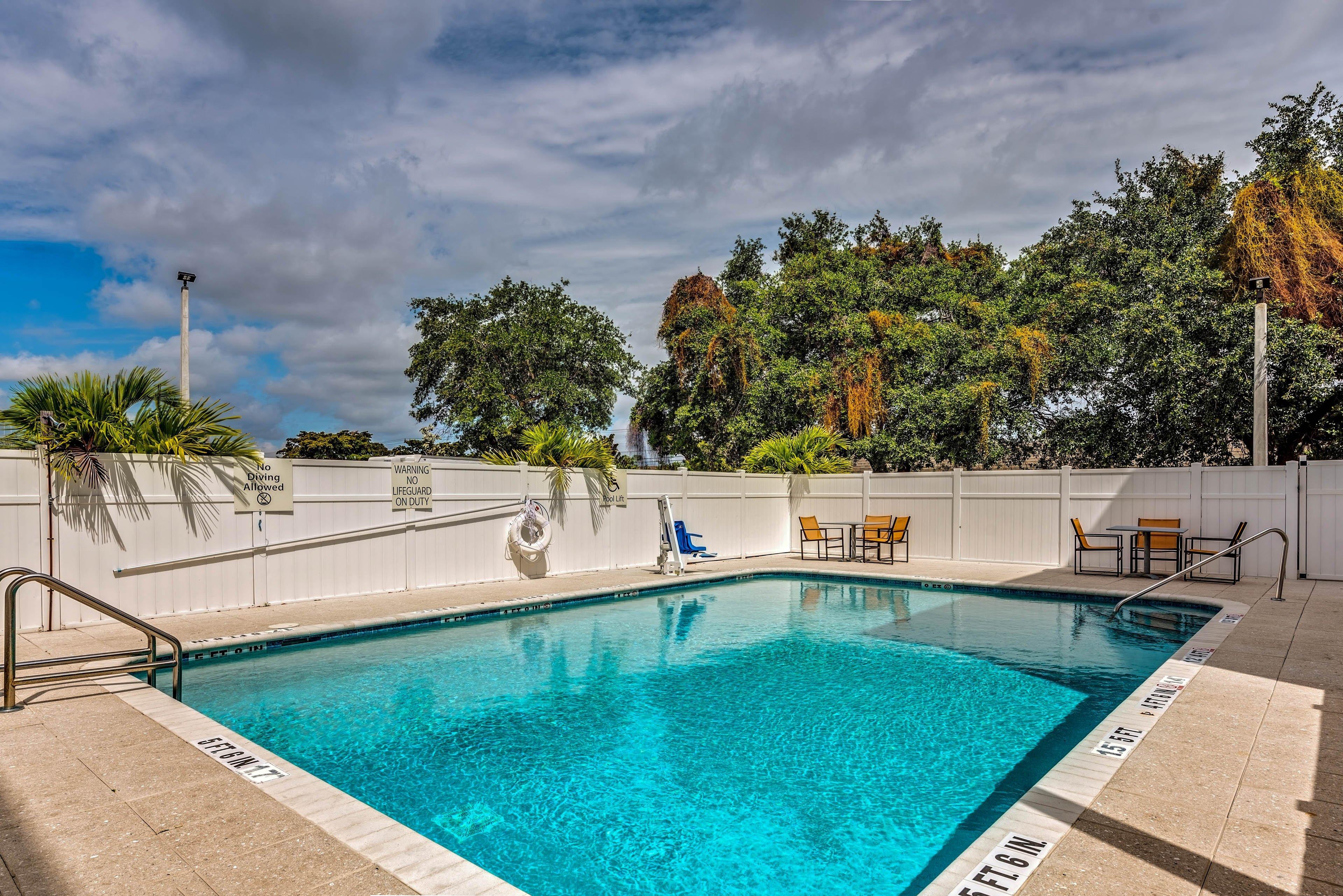 Holiday Inn Express & Suites Lantana By Ihg Exterior foto